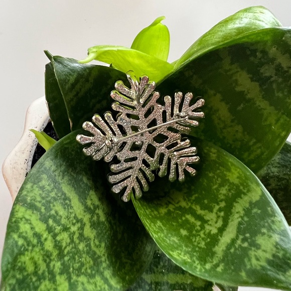 Snowflake Brooch - Picture 2 of 5